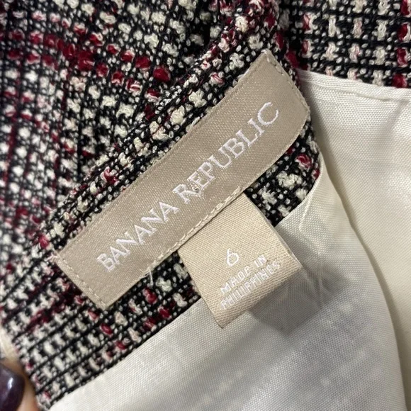 Banana Republic Mini Skirt Tweed Black, Cream, & Magenta / Red Lined. Size: 6 - Picture 3 of 6